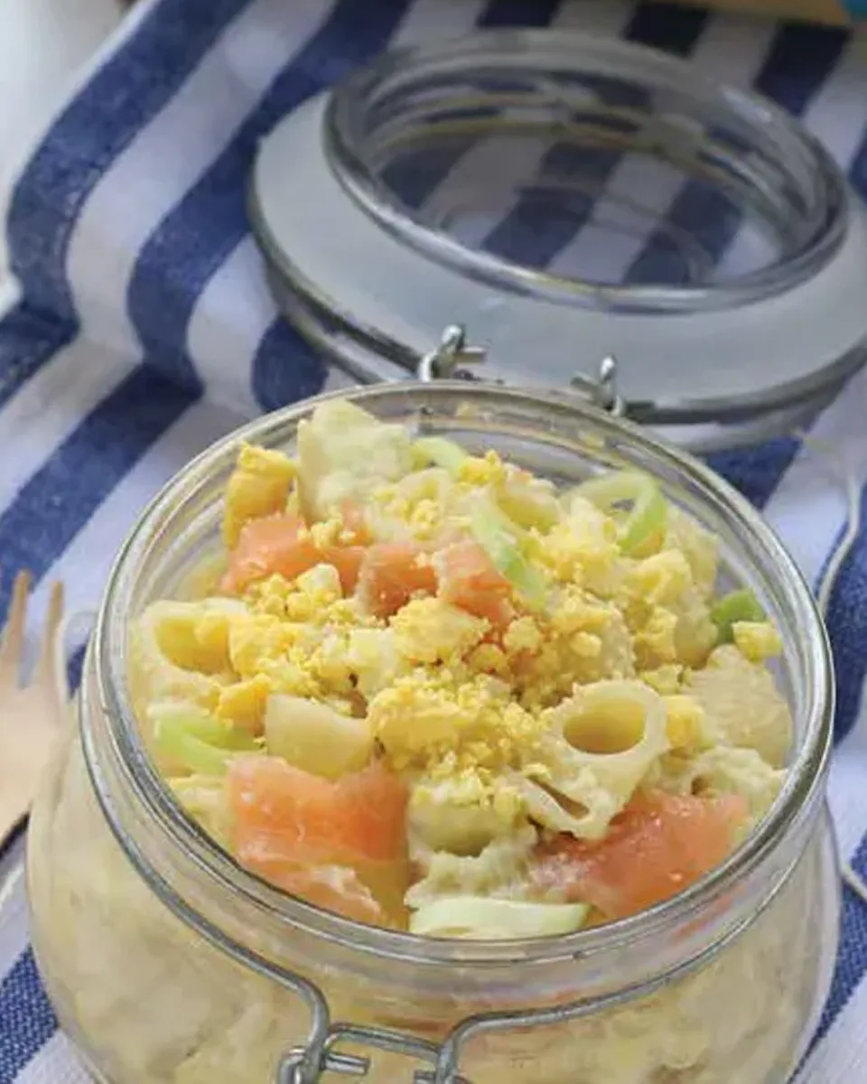 Insalata di pipette rigate con finta maionese di avocado mimosa d’uovo sodo e salmone