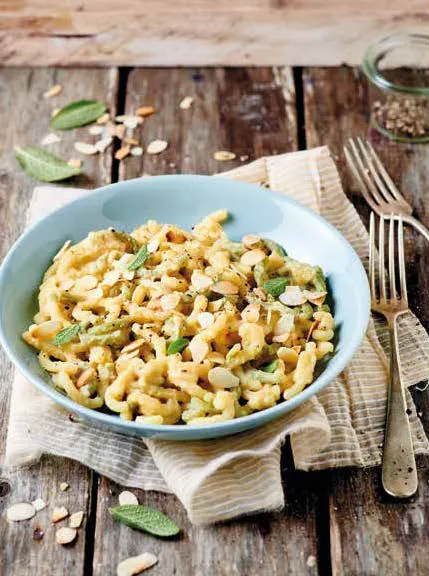 Paglia e fieno con crema di ceci, salvia e mandorle tostate